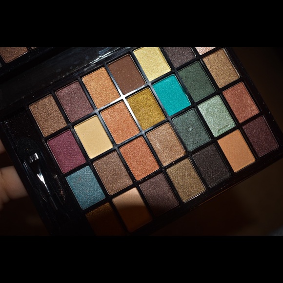 Little Black Beauty Book eyeshadow palette! - Picture 1 of 6